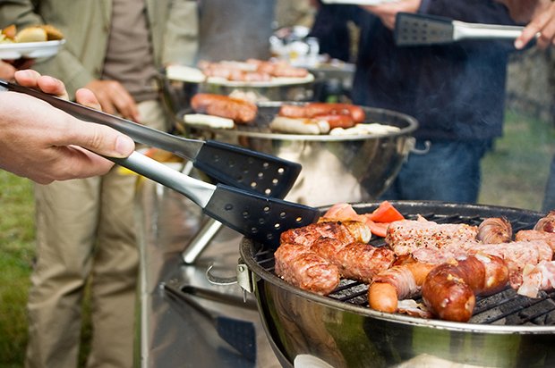Beim Grillieren werden eher kleine Fleischstücke zubereitet.