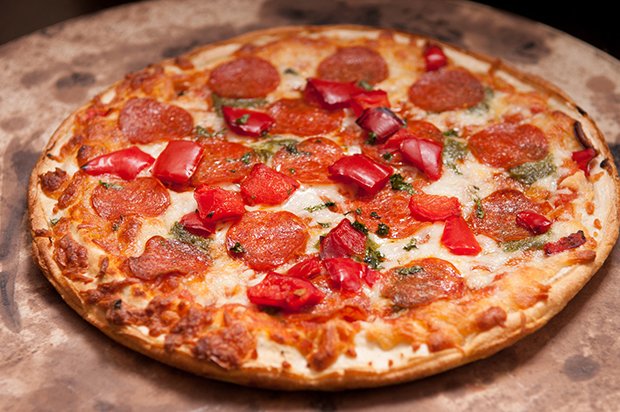 Die perfekte Pizza gelingt auf einem Pizzastein welchen man auf den Grillrost legt.