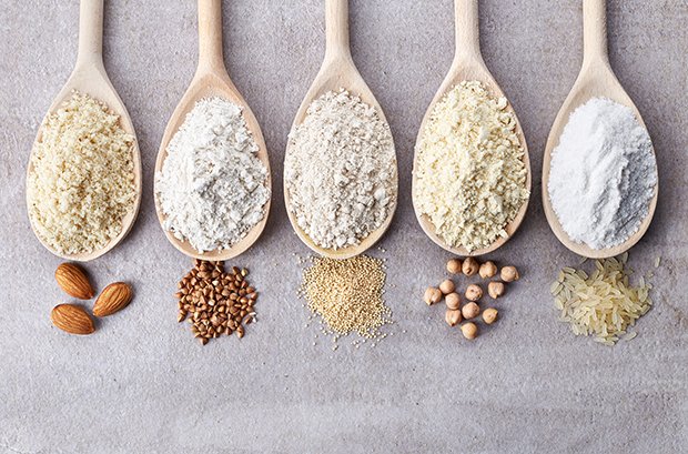 Glutenfreie Mehle bestehen meist aus Mandeln, Buchweizen, Amarant, Hülsenfrüchten oder Reis