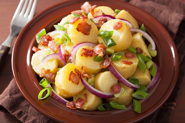 Eine deftigere Variante ist der Kartoffelsalat mit Speck und einer leichten Senfmarinade.