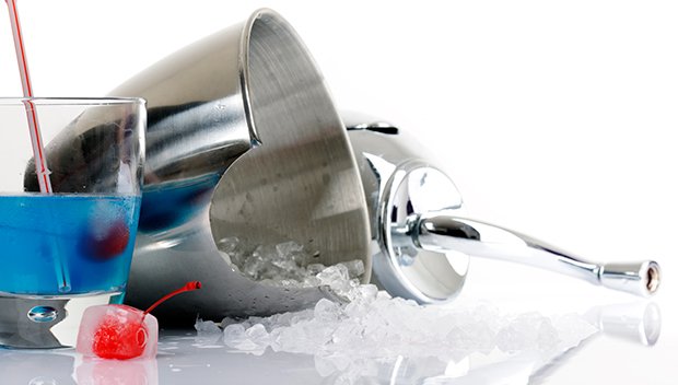 In vielen Cocktails gehört Crushed Ice (zerkleinertes Eis) hinein.