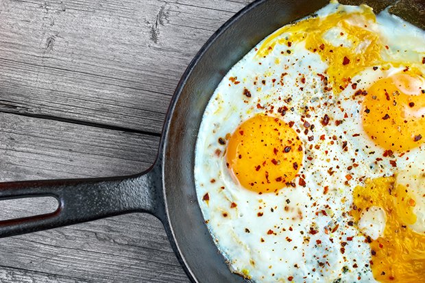 Eier enthalten Cholesterin, nach dem Genuss von Eiern steigt der Spiegel aber kaum an.