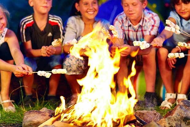 Nicht nur Marshmallows können über dem Feuer gegrillt werden, aber Kinder lieben sie