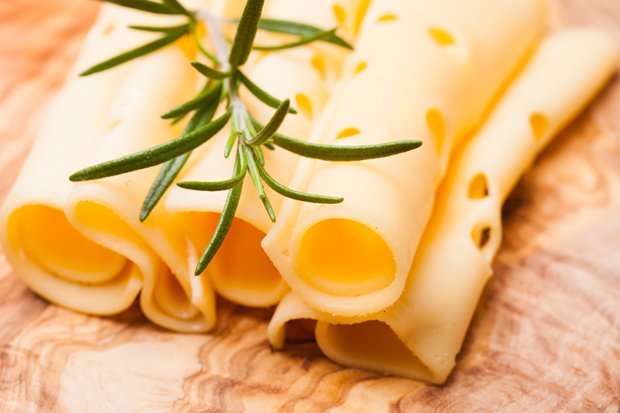 Als Schnittkäse werden Käsesorten bezeichnet, die sich gut in Scheiben schneiden lassen.
