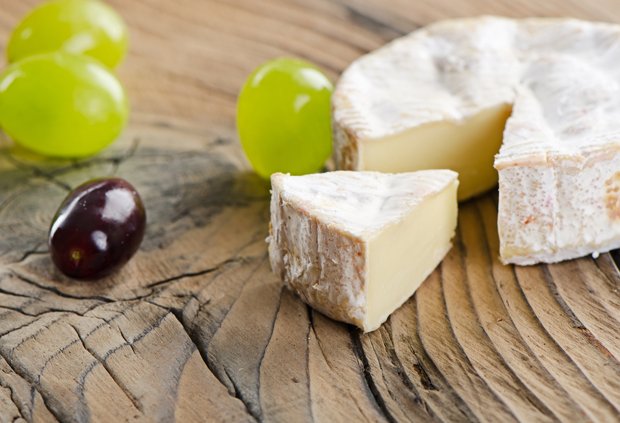 Weichkäse ist Käse, dessen Wasseranteil in der fettfreien Käsemasse mehr als 67 % beträgt.