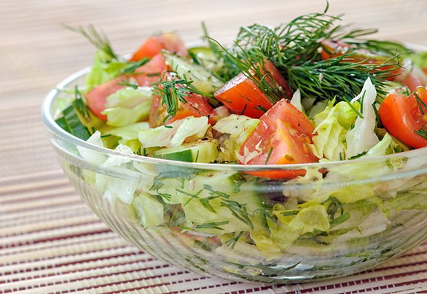 Im Sommer sind grüne Blattsalate, Tomaten und Gurken ideal, da sie den Körper erfrischen
