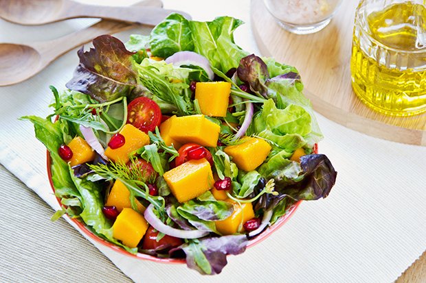 Salate mit Früchten wie Mangos sind im Sommer fruchtig leicht