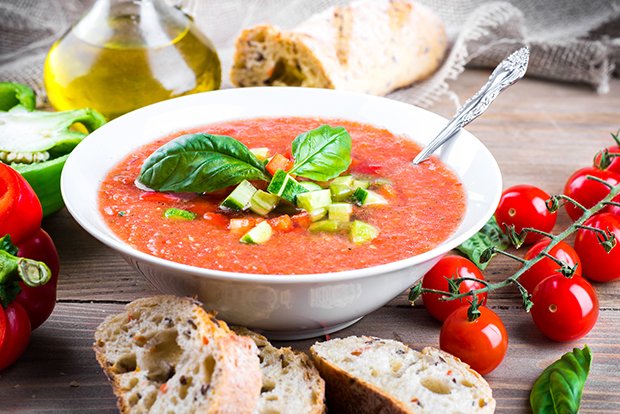 Die Gazpacho mit Tomaten ist die bekannteste kalte Suppe aus Spanien