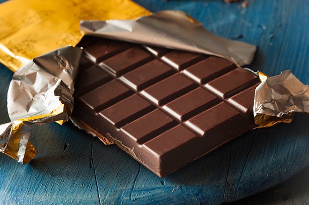 Schokolade schmeckt super gut, enthält aber auch viel Zucker und hat viel Kalorien.