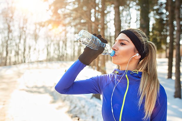 Ob Sommer oder Winter: viel Trinken ist notwendig. Wasser mit Apfelsaft enthält wichtige Elektrolyte