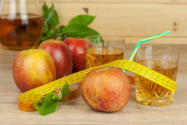 Trinkkuren mit Apfelessig helfen beim Abnehmen
