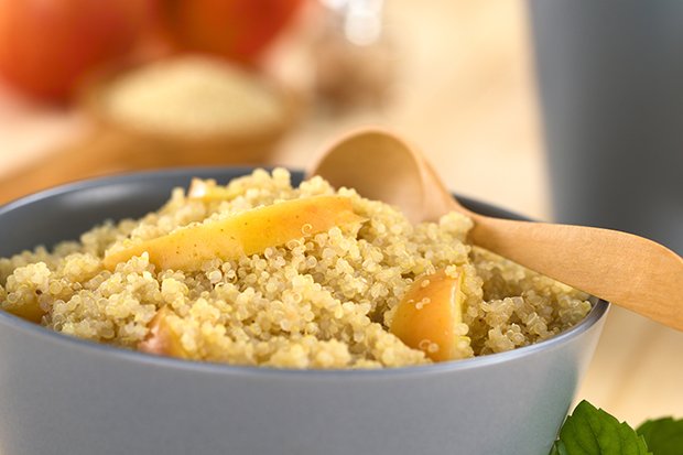 Quinoa ist ein basisches Lebensmittel, das ausgezeichnet sättigt.