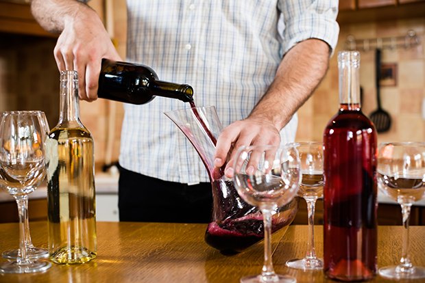 Um den Bodensatz der Flasche vom Wein zu trennen wird der Wein in eine Karaffe umgefüllt.