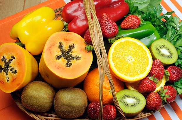 bekannte Vitamin C-Lieferanten sind Erdbeeren, Paprika, Orangen und Kiwi