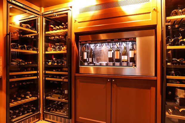 Viele Weinkenner schwören für die richtige Weintemperatur auf einen Weinkühlschrank.