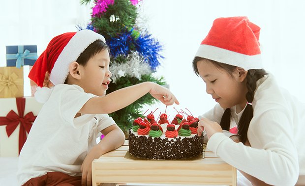 Der Weihnachtskuchen in Japan wird mit Erdbeeren dekoriert, dort beginnt im Dezember die Erdbeersaison.