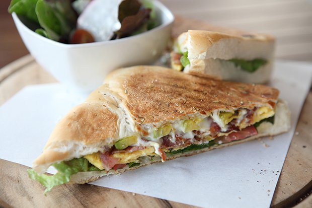Ein Sandwich-Klassiker mit Ei, Schinken und Salatblätter geht schnell und ist ideal zum snacken