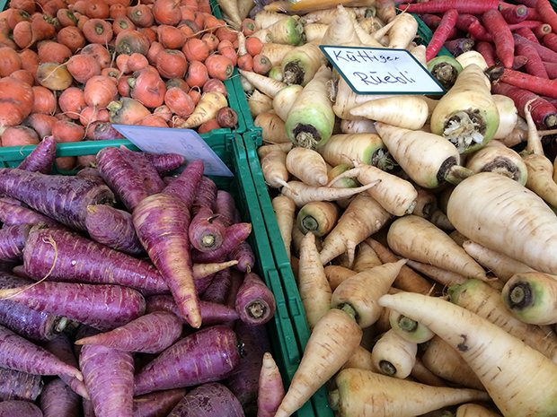 Bunte Karotten am Markt sind farbenfroh zu erstehen