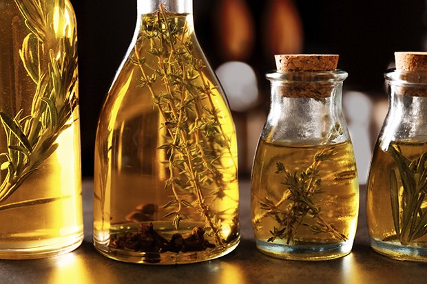 Gewürzöle mit Thymian oder Rosmarin sind einfach in der Zubereitung und ein praktisches Geschenk