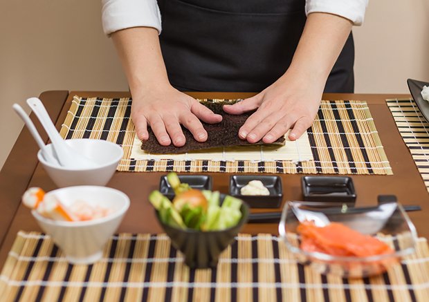 in der japanischen Küche sind Algen unverzichtbar, Noriblätter werden für Sushi verwendet