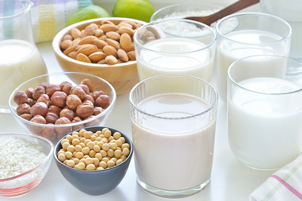 Vegane Milch besteht oft aus Nüssen wie Mandeln oder aus Sojabohnen für die Sojamilch