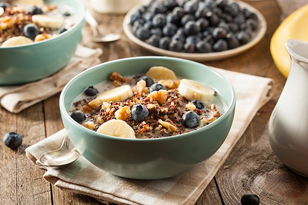 Zmorge mit Haferflocken oder Quinoa in Kombination mit Beeren, Pflanzenmilch und Nüssen ist gesund