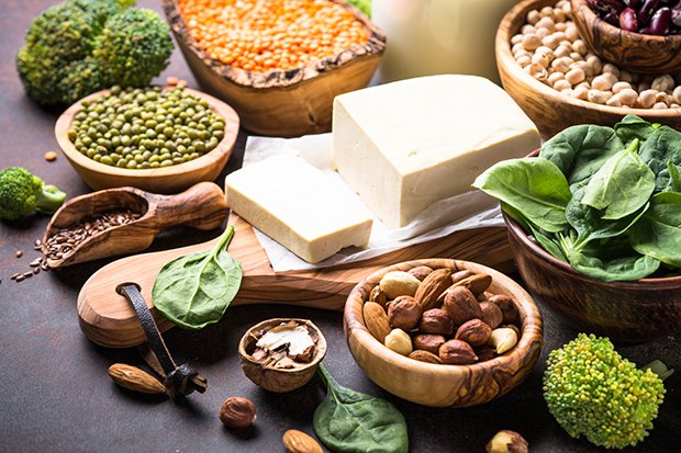 Zu den veganen Proteinquellen zählt Soja (wie Tofu), Nüsse, Spinat ,Linsen und alle Arten von Bohnen