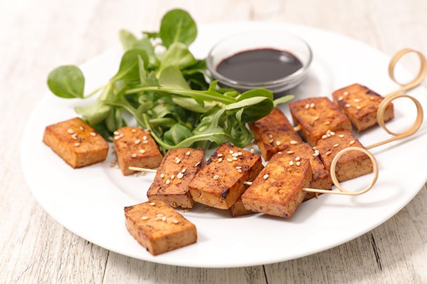 Zum veganen Grillieren gehören Tofu, Gemüse und vegane Dips und Saucen