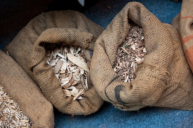 Räuchermehl ist Holzmehl oder Sägespäne. Diese gibt es im Handel als Räuchermehl zu kaufen.