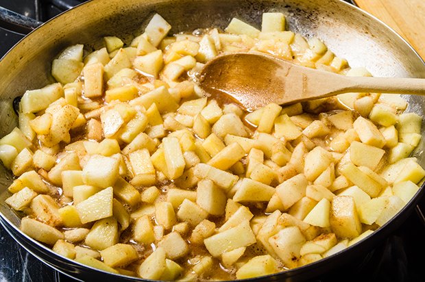 Für Apfelmus wird das Obst gerüstet und mit Flüssigkeit und Zucker zu Mus eingekocht.