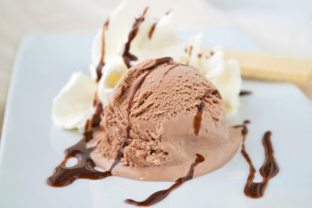 Mokka-Eis mit Schokoladensauce