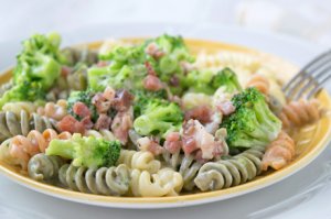 Pastasalat mit Broccoli und Speck