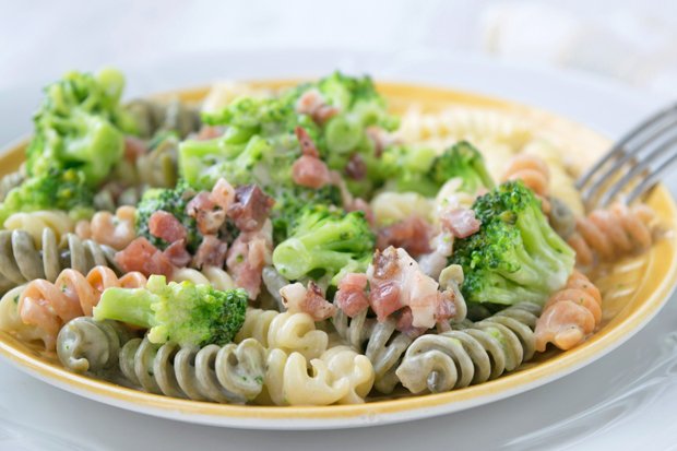 Pastasalat mit Broccoli und Speck