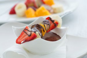 Fruchtspiesse mit Schokoladensauce