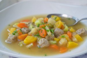 Wurzelgemüse Suppe mit Fleischbällchen