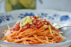 Spaghetti mit Tomaten-Lauch-Sauce