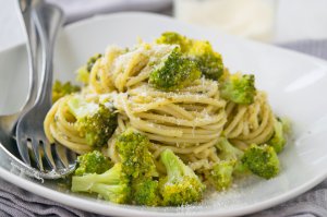 Pasta mit Broccoli und Pinienkernpesto