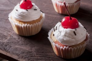 Amarena-Mandel-Cupcakes