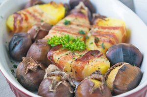 Kartoffelhälften mit Speck und Marroni