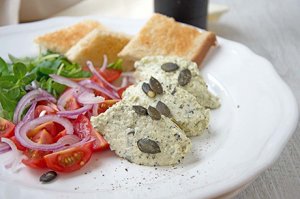 Kürbiskernmousse an frischem Salat