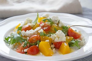 Tomaten-Pfirsich-Salat mit Burrata