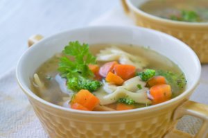 Poulet-Nudelsuppe