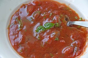 Tomaten-Basilikum-Salatsauce