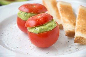 Tomaten mit gesunder Avocadofüllung