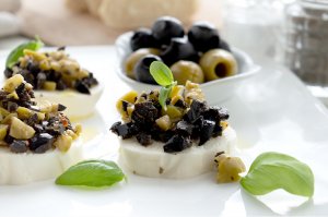 Mozzarellascheiben an Olivenpaste