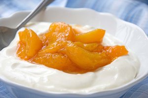 Aprikosenragout auf Joghurt