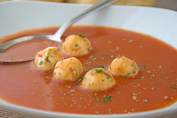 Schnelle Tomatensuppe mit Parmesan-Klösschen