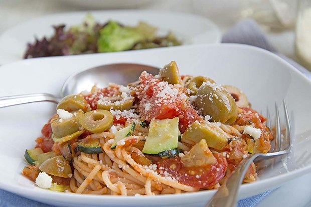 Zucchetti-Spaghetti mit Gemüse
