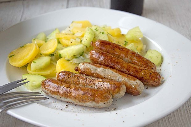 Bratwurst mit Kartoffel-Gurken-Salat - Rezept - GuteKueche.ch