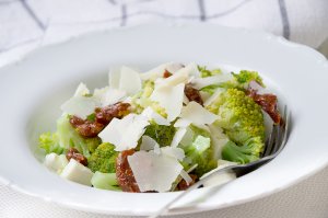 Caprese-Broccolisalat